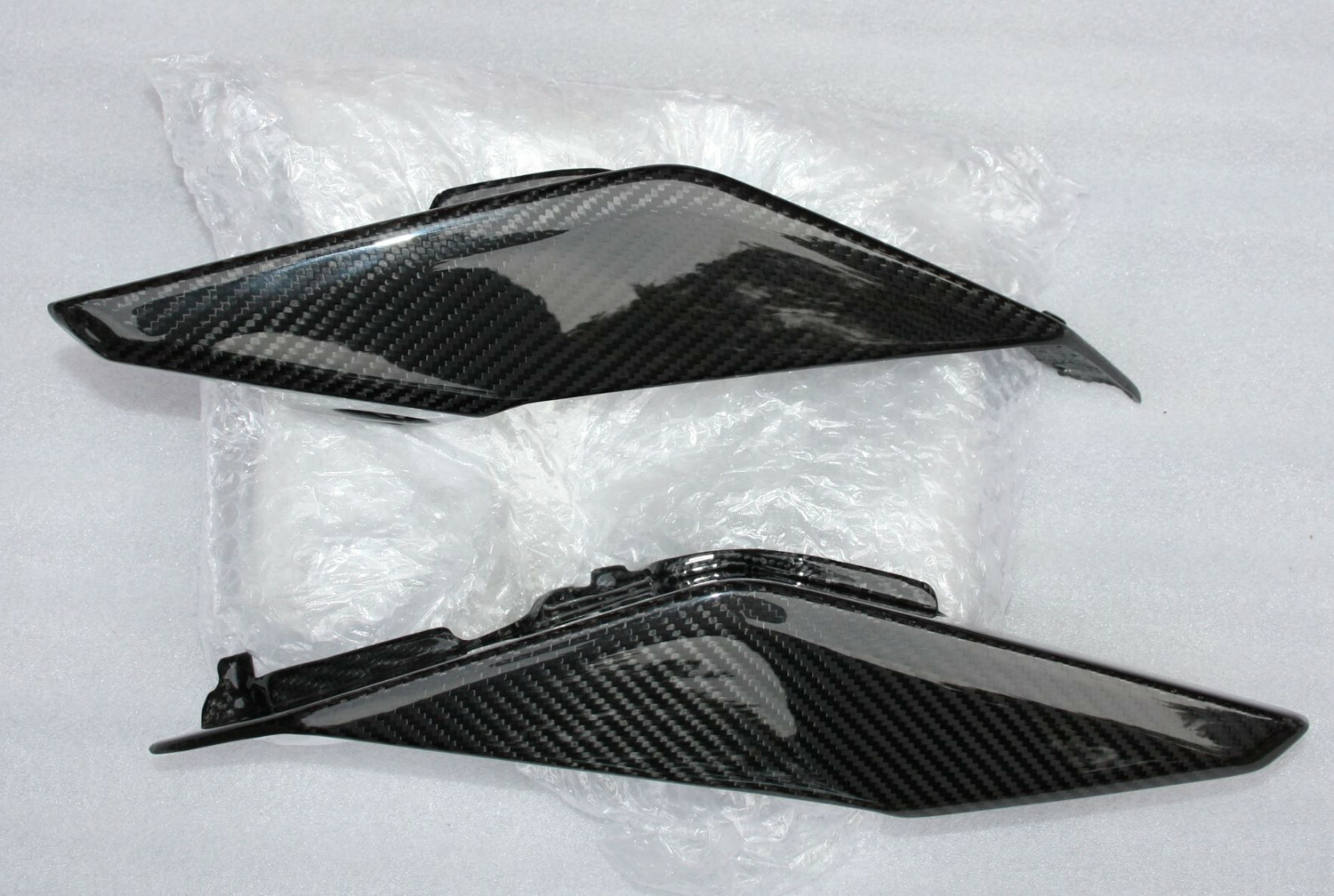 Flancs de coque arriere carbone MT09 pour vos sorties dynamiques et road trips
