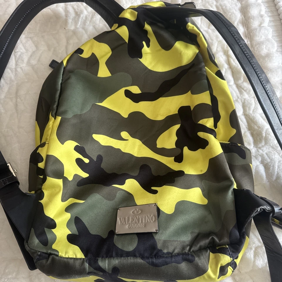 Mochila camuflada neon Valentino Garavani Rockstud - Imagem 3 de 4