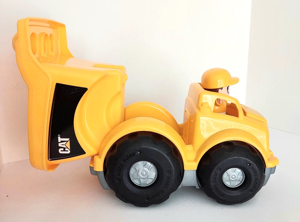 Camión de volteo Mega Bloks First Builders Caterpillar amarillo y negro con figura Foto 3 de 4