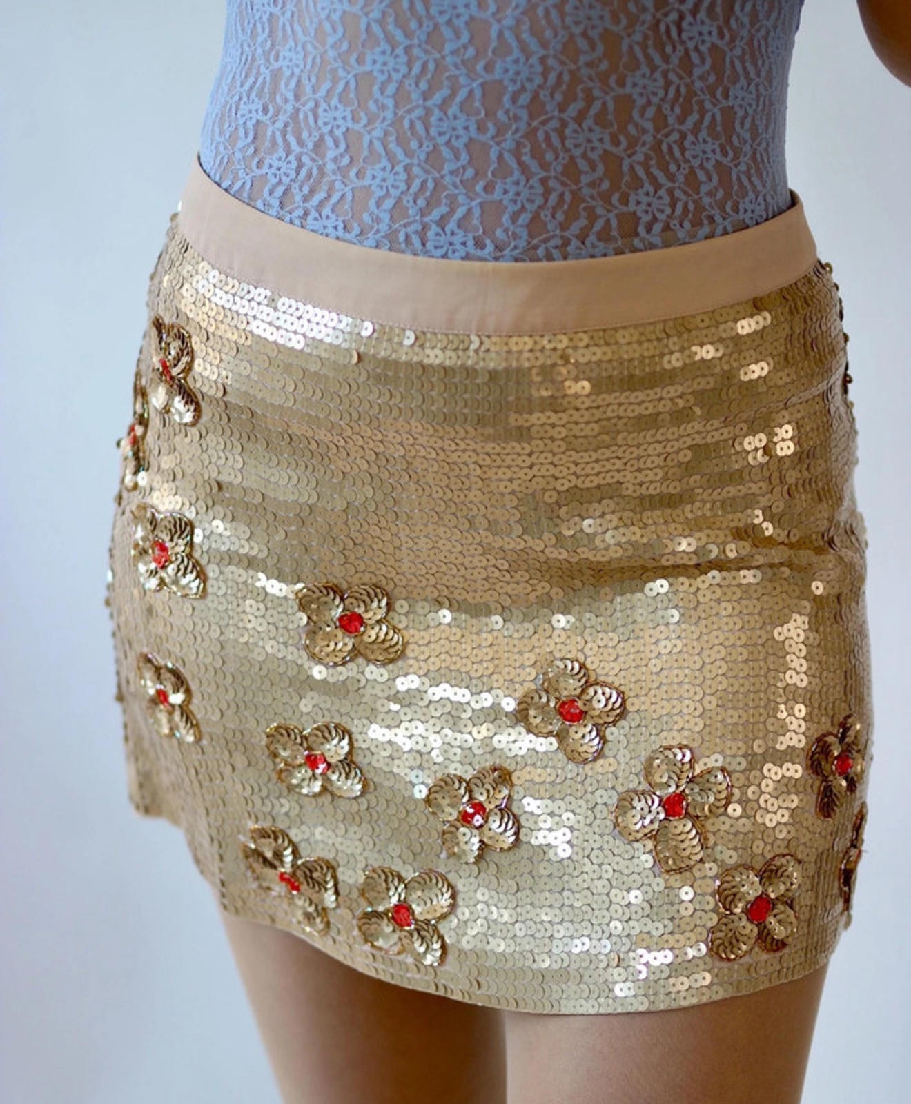 Minifalda vintage de lentejuelas doradas Y2K de la década de 1990 - talla 8