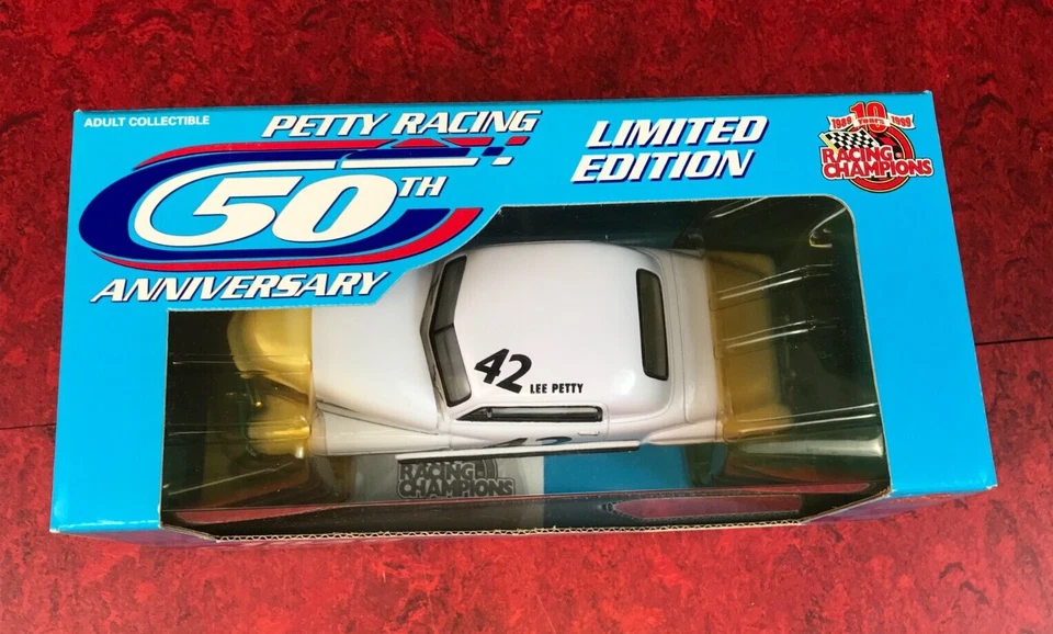 NEW IN BOX Diecast Racing Champions 1949 PLYMOUTH DELUXE LEE PETTY 1:24 White - Image 3 of 4