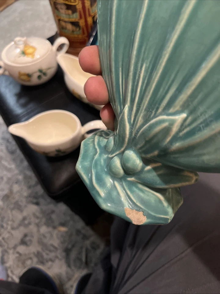 VINTAGE/ANTIQUE ORIGINAL MCCOY GREEN LEAVES AND BERRIES FAN VASE - Image 4 of 4