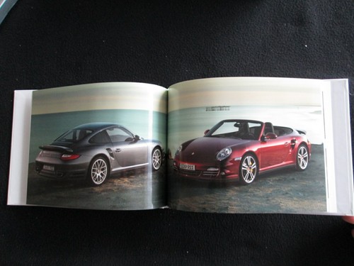 Porsche 911 Turbo 2010 cupé cabina raro folleto de tapa dura y conjunto de catálogo 997 ventas - Imagen 6 de 12