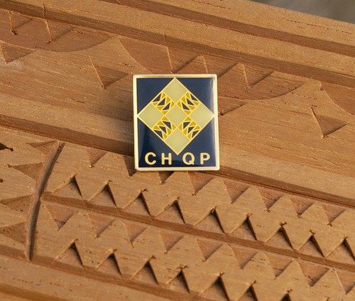 CHQP Quilt Group Club Member 7/8" Gold Tone Metal & Enamel Lapel Pin Pinback - Picture 2 of 5
