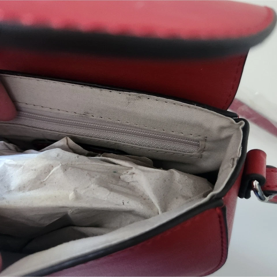 Cartera Bandolera BCBGeneration Amelia Roja NUEVA CON ETIQUETAS PRECIO DE VENTA SUGERIDO POR EL FABRICANTE $68 Foto 4 de 4