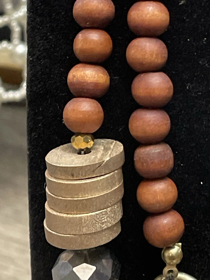 Collar de lona de Lane Bryant madera y cuentas de vidrio facetado tono dorado Foto 2 de 4