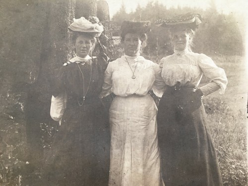 Tres mujeres de moda posando en un jardín de campo RPPC postal vintage años 1900 - Imagen 5 de 5