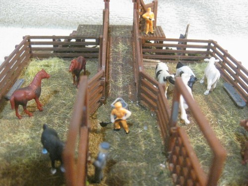 HO Scale Livestock loading pens Assembled-weathered-landscaped and detailed - Picture 7 of 11
