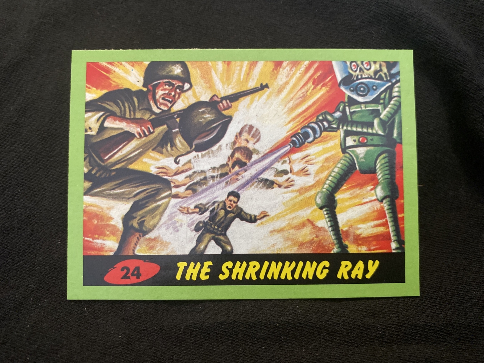 2012 Topps Heritage Mars Attacks! Green #24 The Shrinking Ray