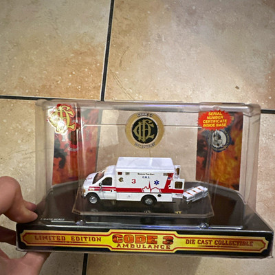 Code 3 Collectibles Ford Krankenwagen 1:64 Diecast 12056 Weiß/Rot OVP LE, unopen