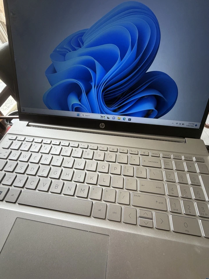 HP Pavilion 15 eg2065st Intel Core i5-1235U @ 1.3GHz, 12GB RAM 256GB 12th Gen - image 1 of 4
