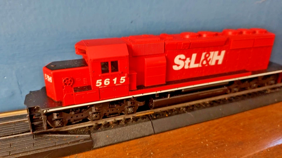 HO Scale Athearn 4400 St Lawrence & Hudson SD-40-2 Diesel Locomotive No 5615 - Image 2 of 4