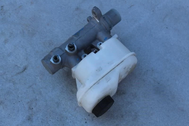 2020 LINCOLN NAVIGATOR BRAKE MASTER CYLINDER WITH RESERVOIR - Image 3 of 4