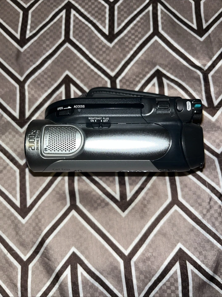 Sony Handycam DCR-DVD108 40x Optical Zoom w/ Bag and Charger - Image 2 of 4