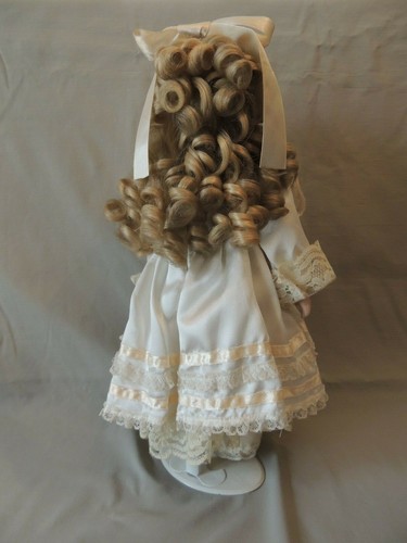 Collectible porcelain doll with beautiful dress in a base - Picture 4 of 12