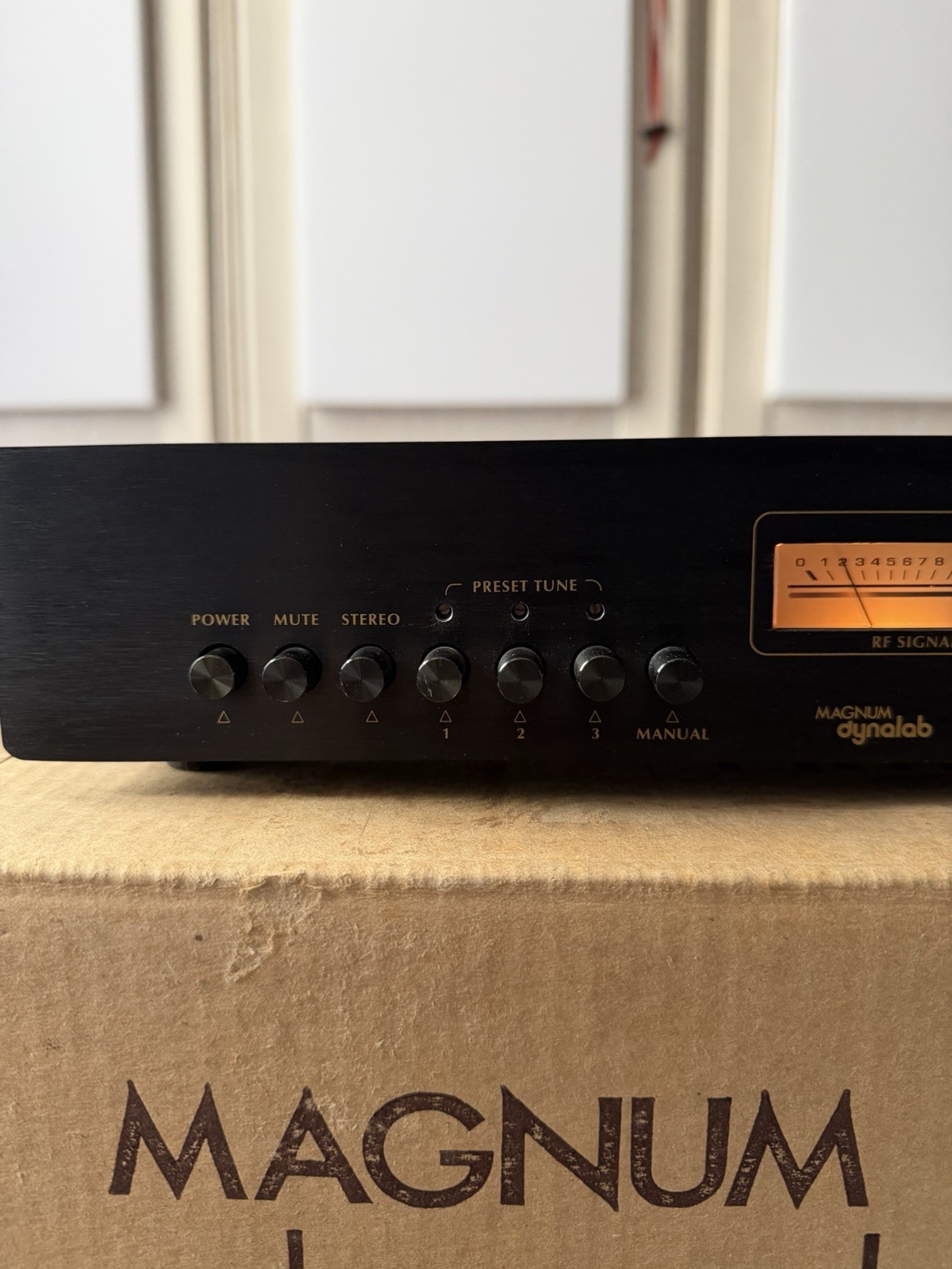 Magnum Dynalab FT-11 Tuner FM analogique noir, sorties stéréo RCA L/R 3