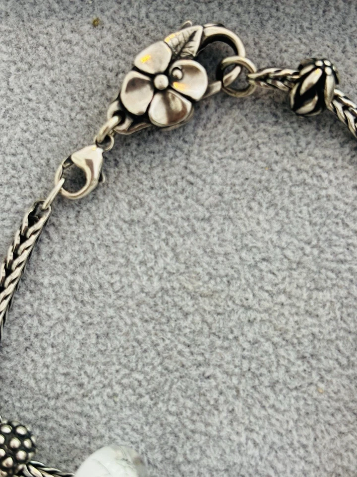 Pulsera TROLLBEADS de 7 5/8 y broche de flor grande (1,2”) 925 esterlina con dijes Foto 3 de 4