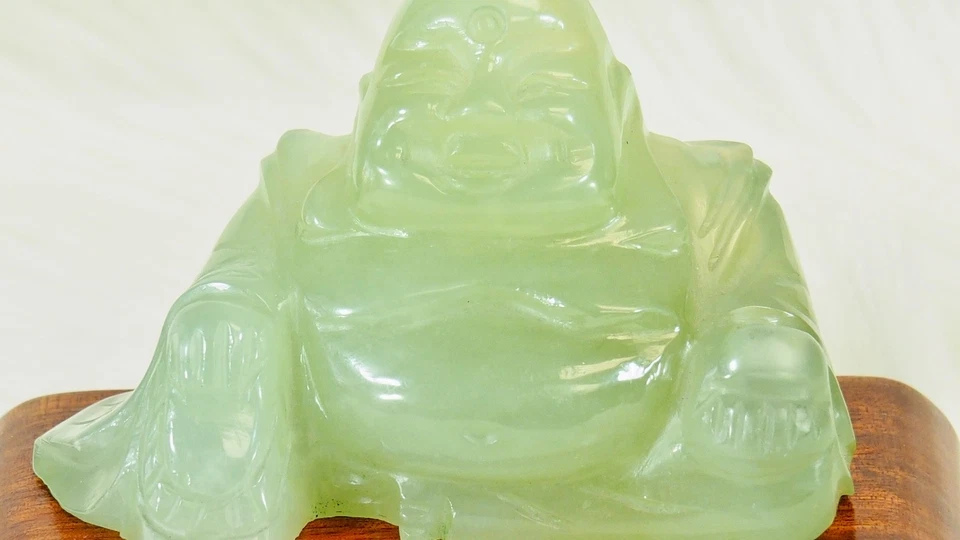 Figura de Buda de piedra tallada en jade sentado sobre base de madera - 3,75" de alto con base Foto 2 de 4