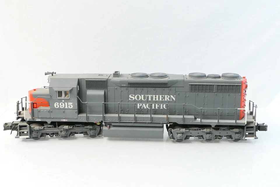 Atlas 6807-2 O Southern Pacific 6915 EMD SD-35 Diesel Locomotive (3-Rail) #6915 - Image 4 of 4