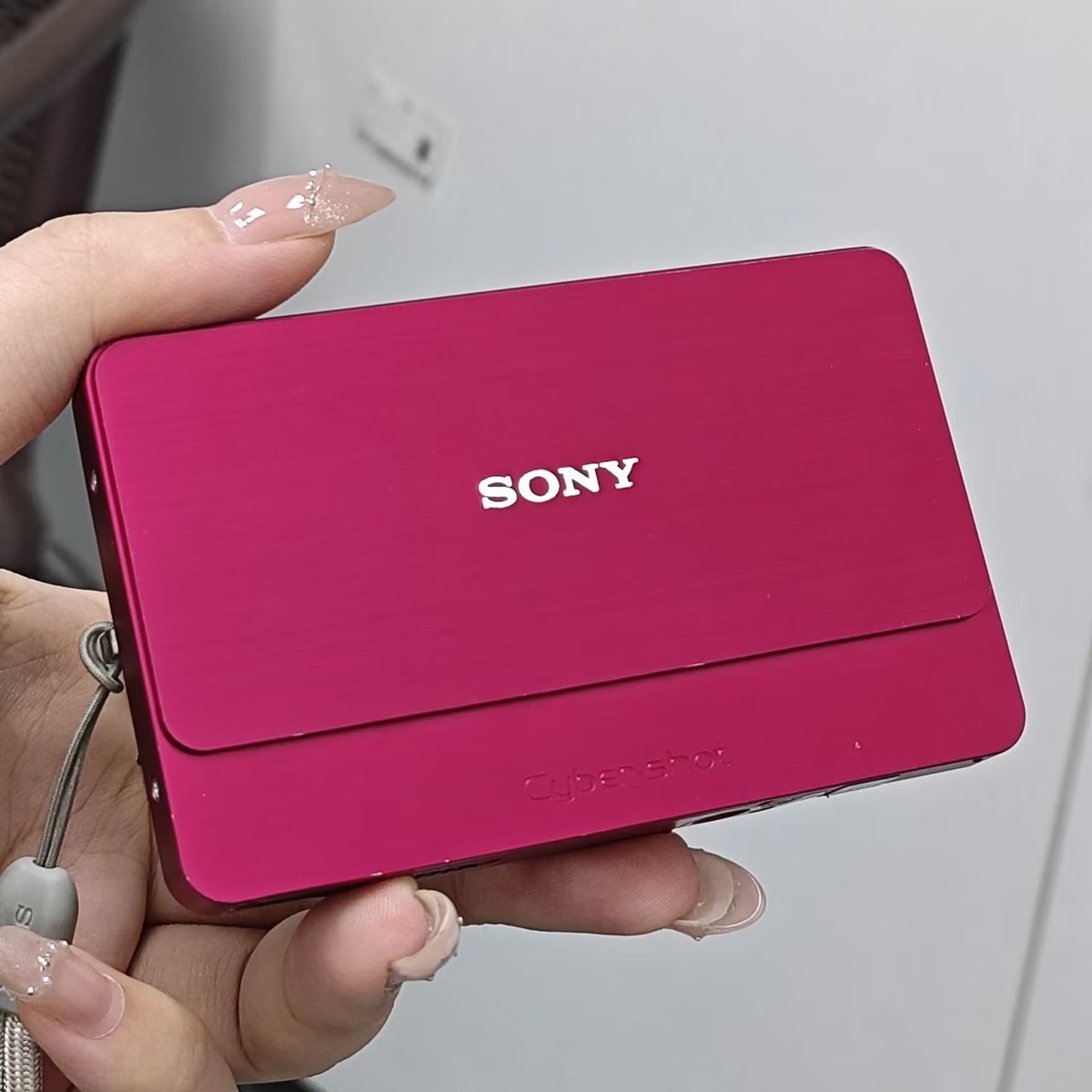 SONY Cyber-shot DSC-T700 Digital Camera 10.10 MP 4X Zoom Touch