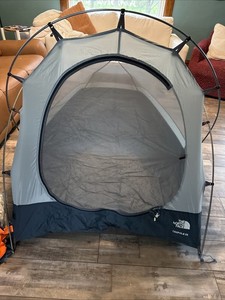 tente toilette De Confidentialité - Tentes De Pour Le Camping | Tentes De | Toilettes En Camping, Abri De Confidentialité Pliable Key Features:Crystal-Clear PET • Magnetic Drop-Down Door Pool-Homestories Frau sitzt hinten im