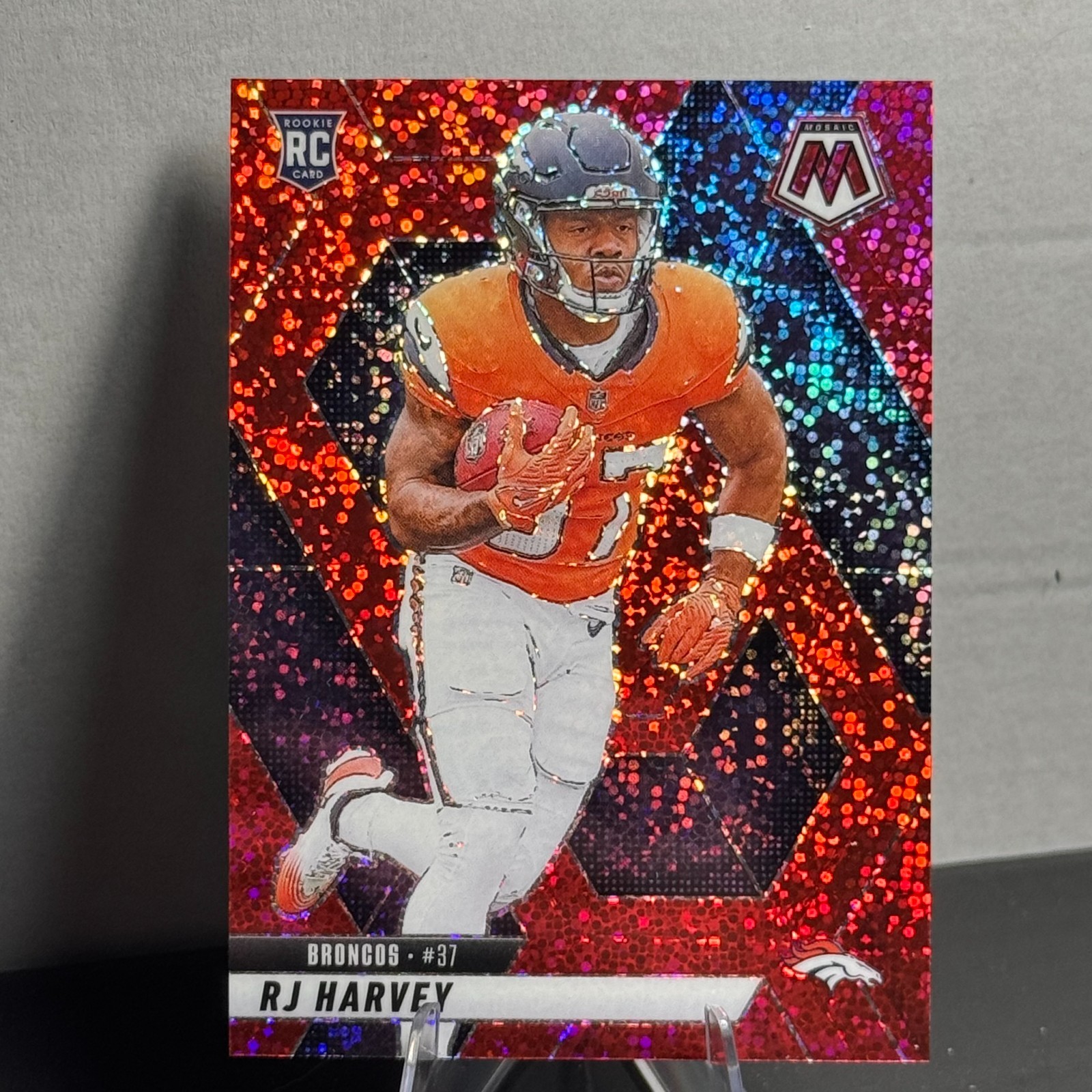 2025 Mosaic Football RJ Harvey Red Sparkle SP RC #375