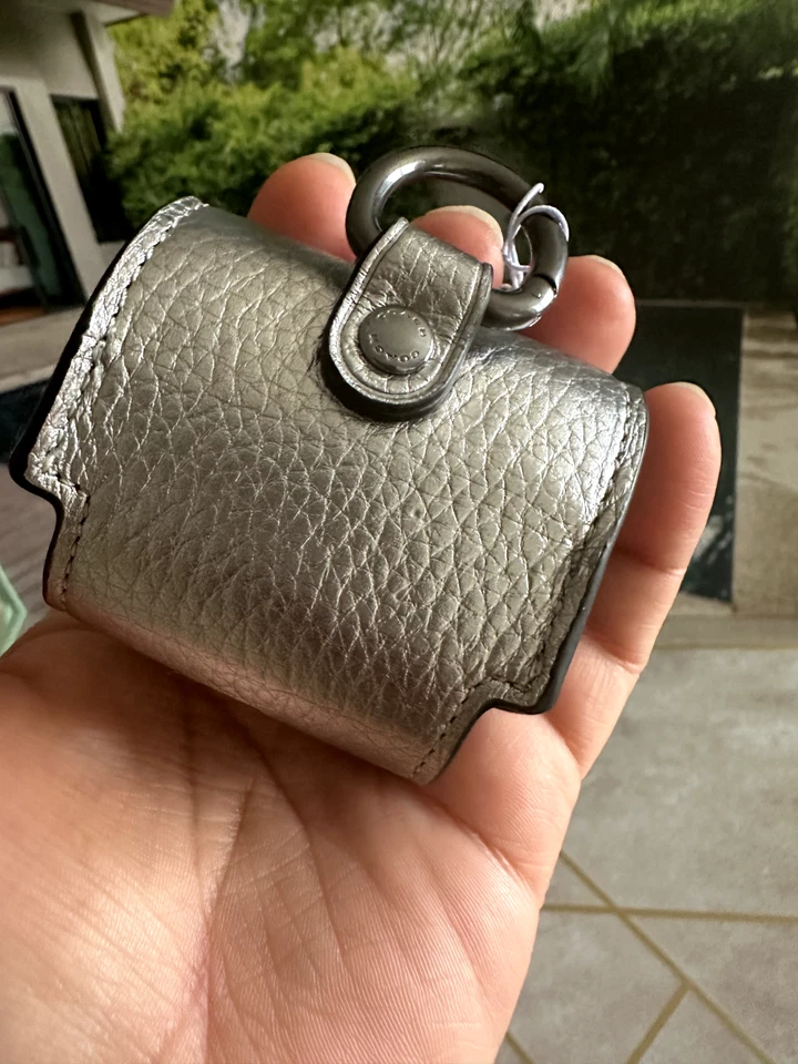 Estuche Coach Grande Inalámbrico Auriculares Pro - Cuero Ceniza Metálica (Plateado) -CP197 NUEVO CON ETIQUETAS Foto 2 de 4