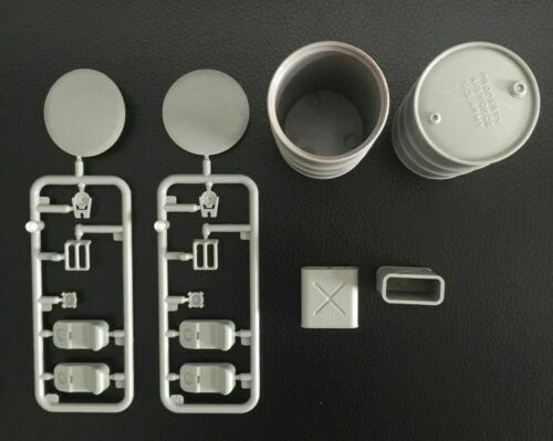 Classy Hobby MC16008 1/16 WWII U.S. 20L Jerry Can & 200L Drum Set - Picture 2 of 2