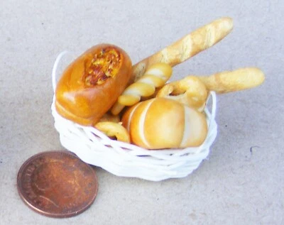 9 Brotartikel im Weidenkorb Tumdee Maßstab 1:12 Puppenstube Bäckerei Küche O
