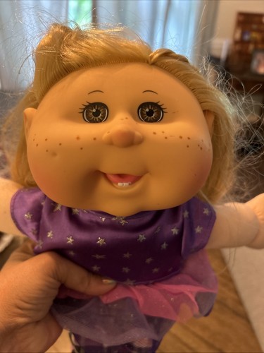 Cabbage Patch Kids New Fashions Doll Blonde Hair Brown Eyes - Picture 2 of 3