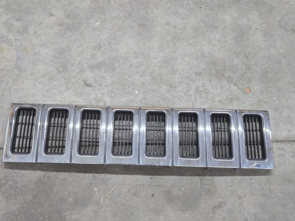 Jeep Grand Cherokee 1993-1995 conjunto de parrilla delantera cromada con barras verticales OEM Foto 2 de 4