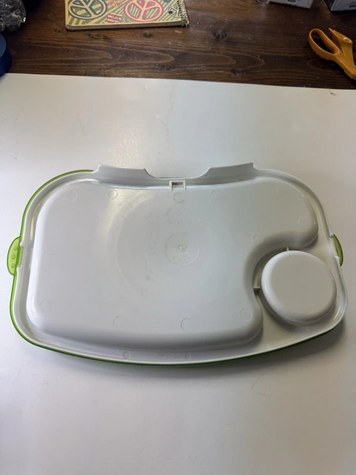 Fisher-Price baby feeding tray with snap-on lid. White tray with green lid - Image 3 of 4