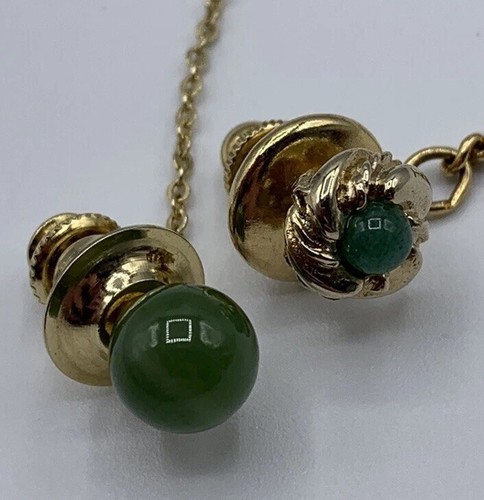 Ancienne paire d'épingles à cravate en pierre style jade vert ton or