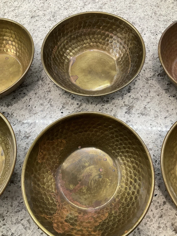 НАБОР ИЗ ШЕСТИ ВИНТАЖНЫХ КОВАННЫХ ЛАТУННЫХ ЧАШ ТИБЕТСКИЕ ПОЮЩИЕ ЧАШИ - Изображение 3 из 4