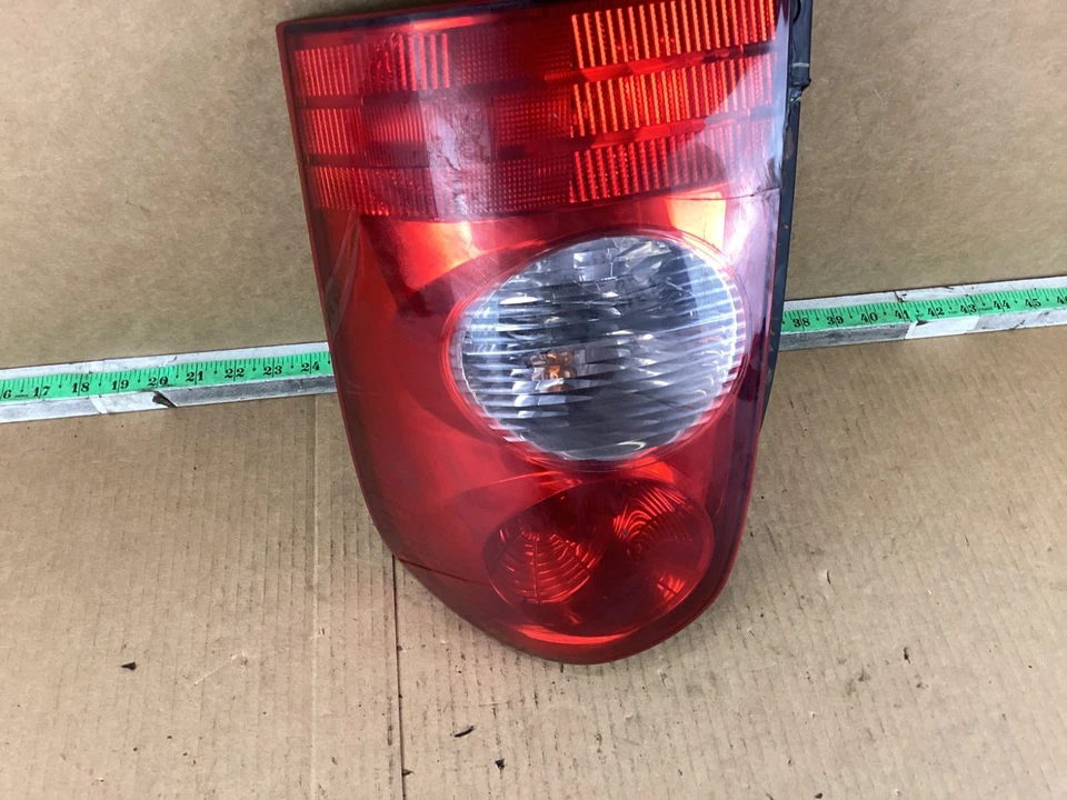 Conjunto de luz trasera exterior del lado derecho del pasajero Mazda MPV 2002-2003 Foto 3 de 4
