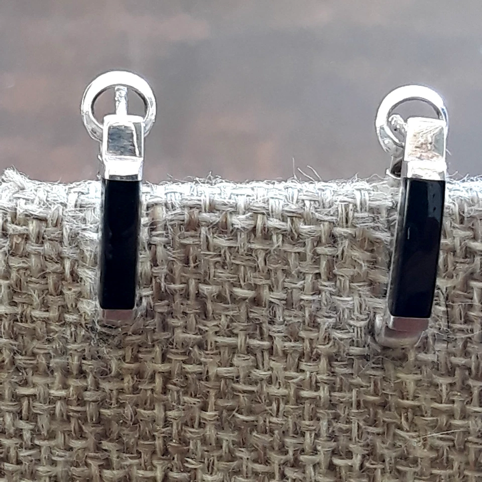 Pendientes de aro Huggie vintage de plata esterlina y ónix Sunstone Imports 3/4" Foto 2 de 4