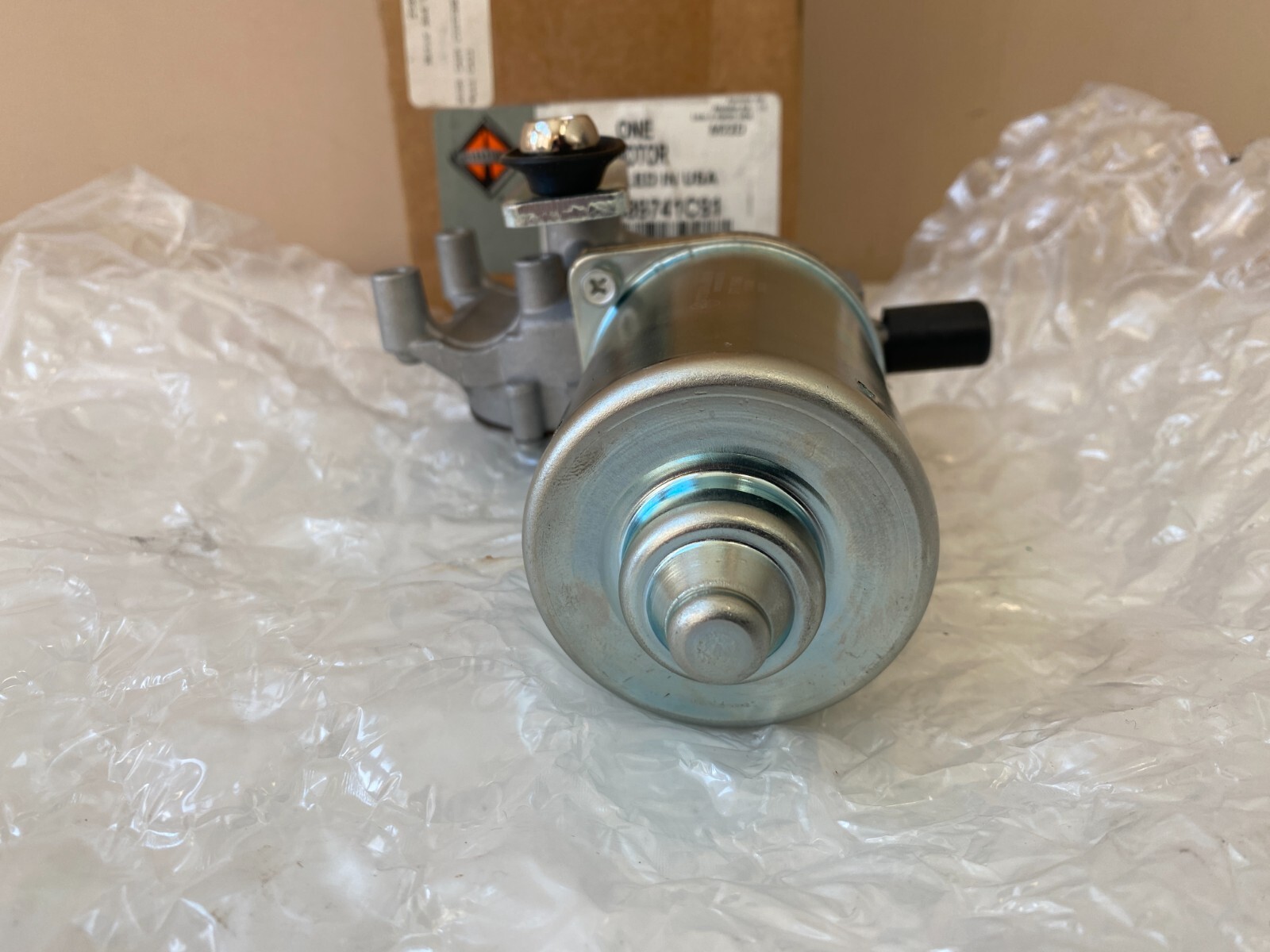 2589741C91 INTERNATIONAL WINDSHIELD WIPER MOTOR AND CRANK ASSEMBLY  