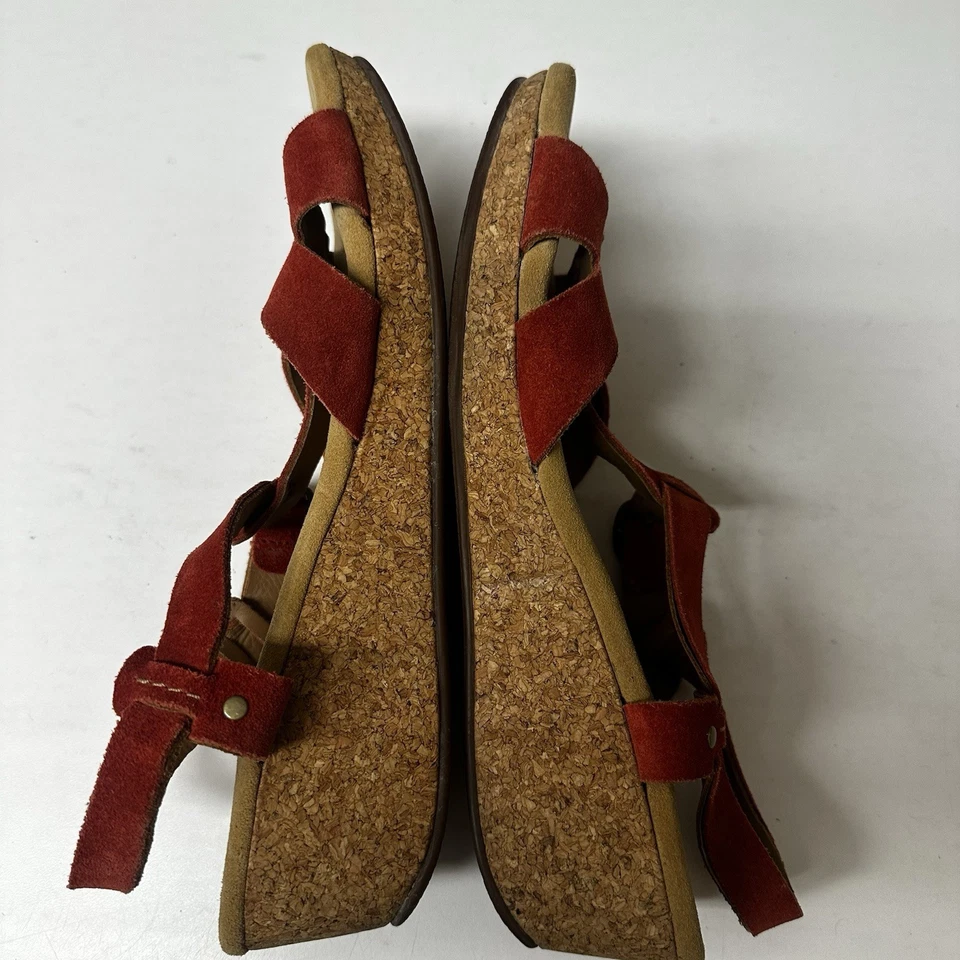 Sandalia Clarks de cuero para mujer roja cuña 10 correa ajustable elementos de correa para el tobillo Foto 4 de 4