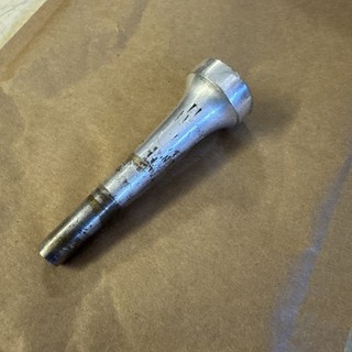 Vecchio boccaglio tromba cornetto Conn 4 logo verticale