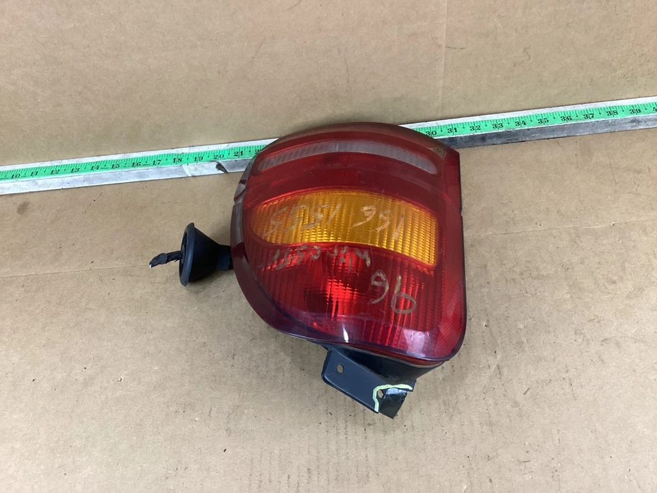 Conjunto de luz trasera derecha del lado del pasajero Ford Windstar 1995-1998 Foto 3 de 4