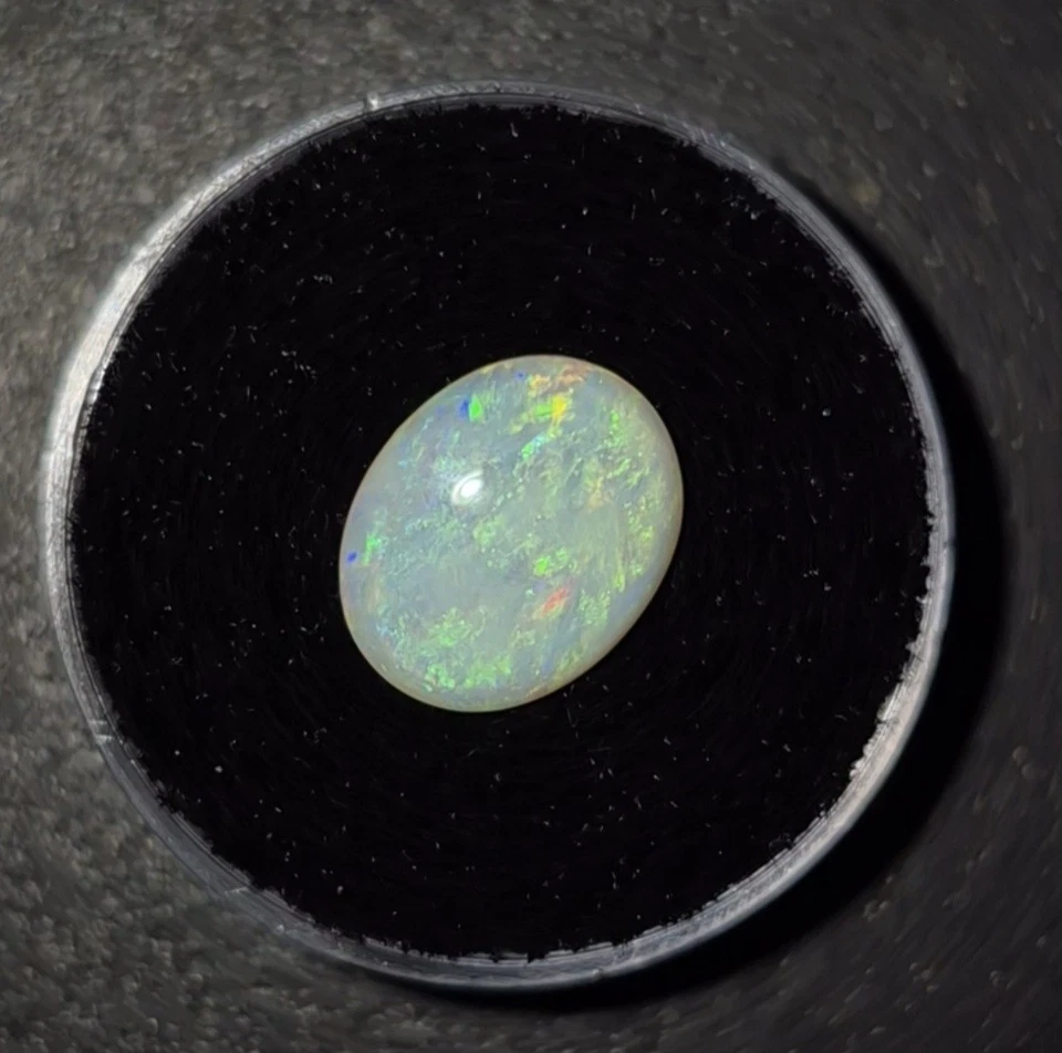 Австралийский белый опал овальный кабошон Lightning Ridge 2,4 карата полированный с обеих сторон - Изображение 4 из 4