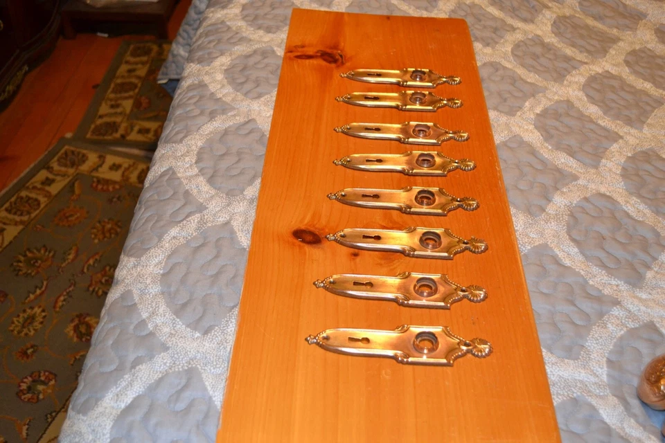 ANTIQUE VINTAGE INTRICATE PATTERN DESIGN MATCHING DOOR KNOBS, FACE PLATES  317 - Image 4 of 4