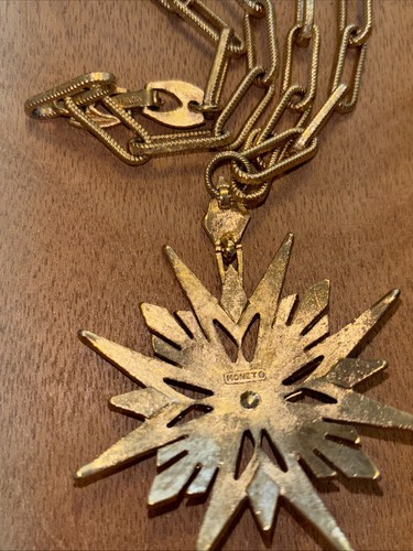 Vintage RARE MONET Signed Textured Gold Tone Starburst Pendant Necklace 1970’s - Picture 4 of 7