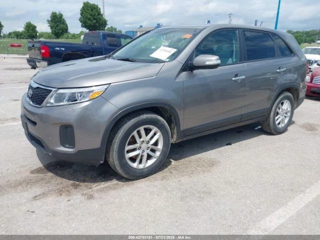 二手甲板盖适合:2014 起亚索伦托 带扰流板 带后视摄像头 A 级 — 第 2/4 张图片