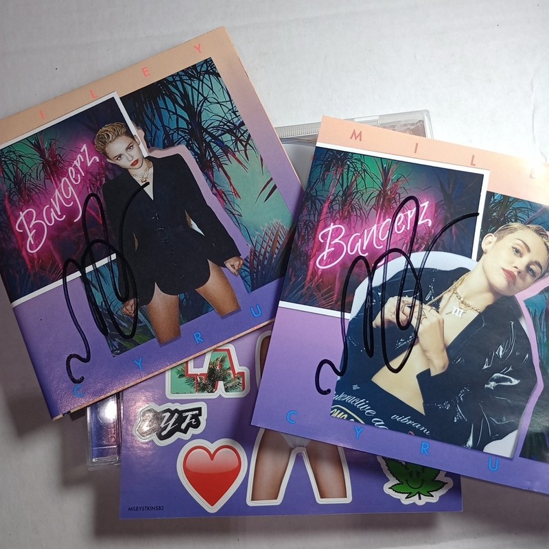 Miley Cyrus – Bangerz Dual Signed Autograph CD (Booklet & Insert) (COA) +Sticker