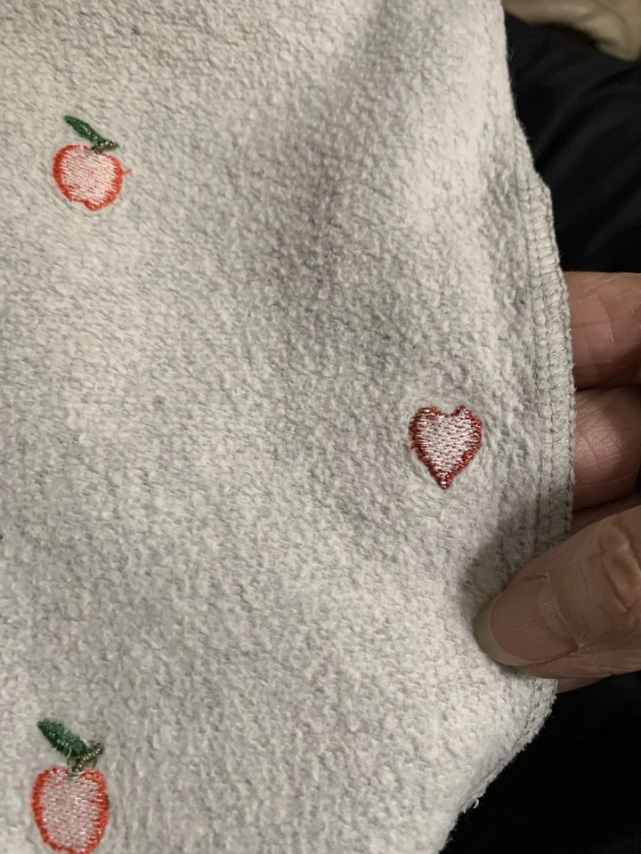 Jogger de lana Mini Boden para niña talla 5 bolsillos grises bordados corazones y manzanas Foto 4 de 4