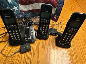 Panasonic KX-TGE630 DECT 6.0 Cordless Phone w/ 3 Handsets and answering machine