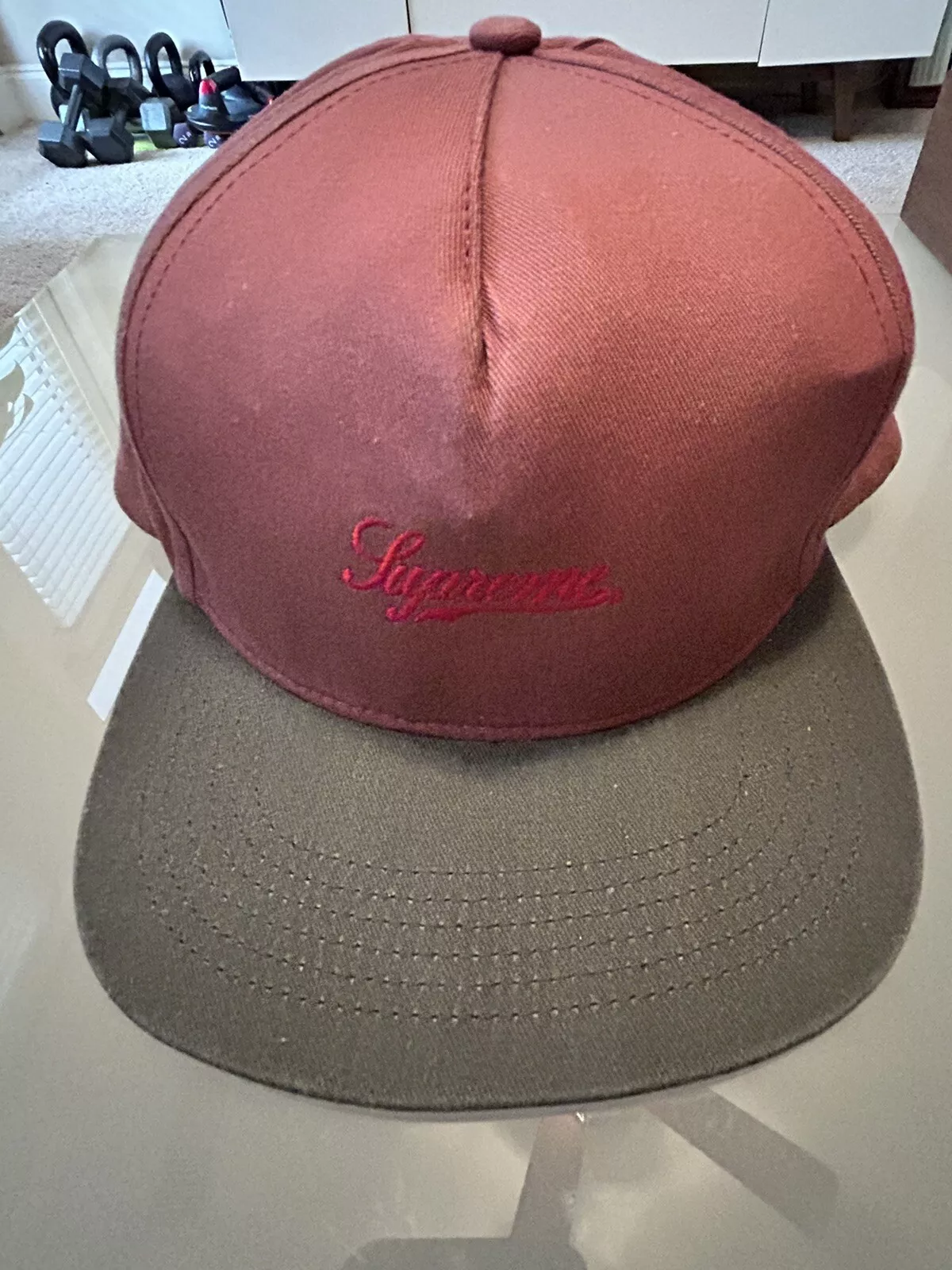 Chapeau SUPREME 5 panneaux Snapback. Rouge.