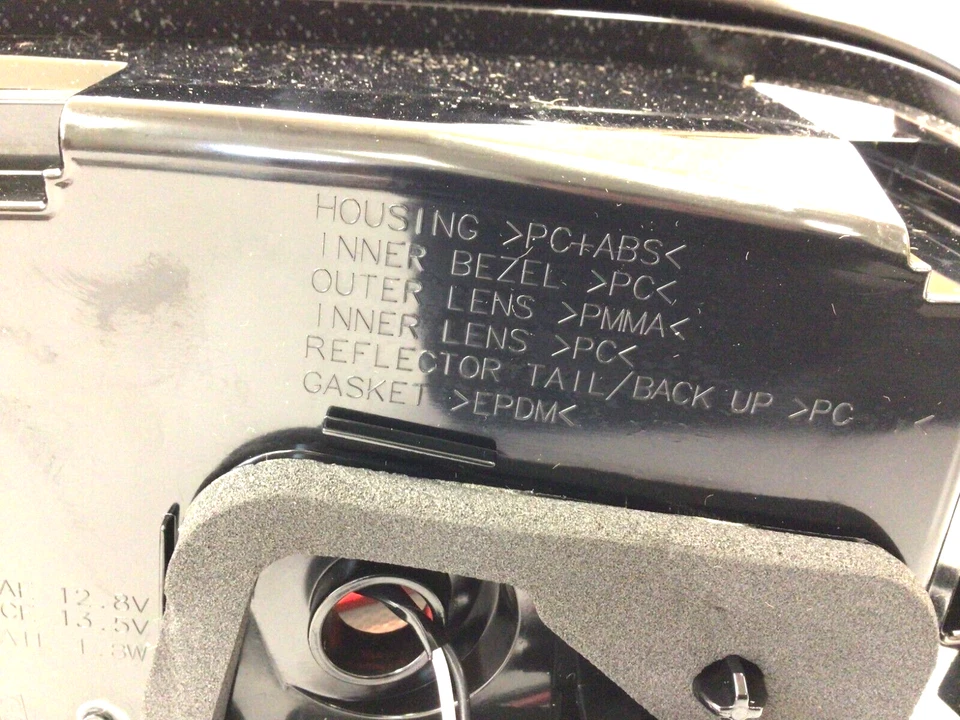 Chrysler Pacifica Voyager 2017-2020 pasajero trasero derecho puerta levadiza lámpara trasera fabricante de equipos originales Foto 4 de 4