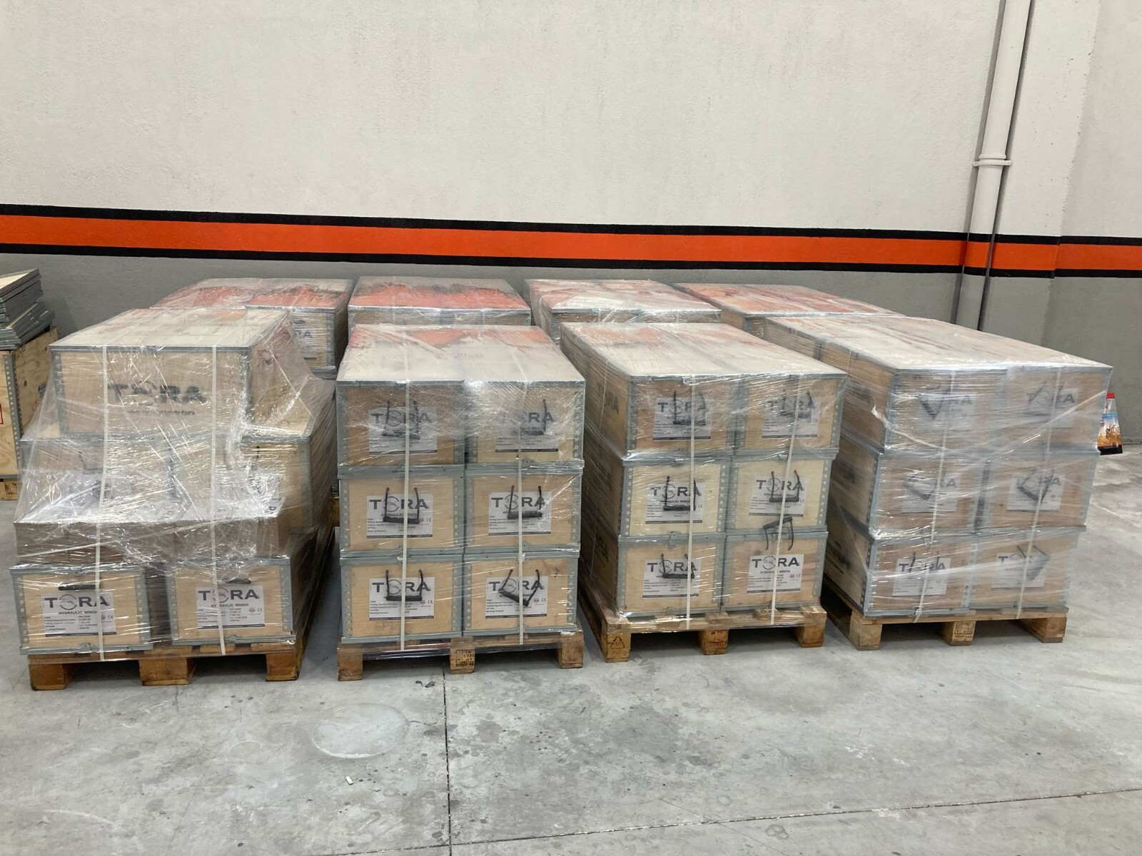 18.000 LBS Hydraulic Winch Including 82 ft Steel Cable  and Hook